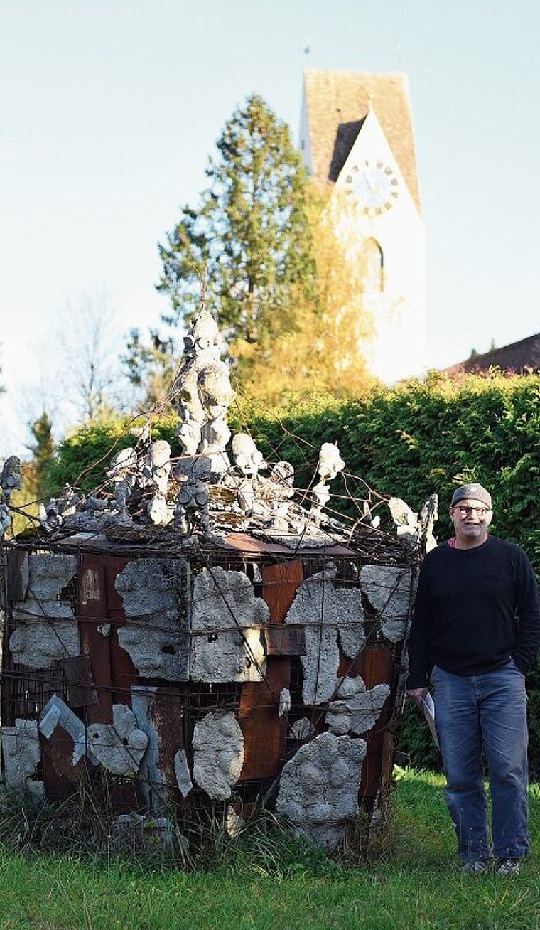 Nicholas Micros steht neben seinem Werk «Husher». Sein selbstironisches Augenzwinkern ist nicht auf den ersten Blick erkennbar. (Bild Bernhard Schneider)