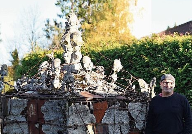 Nicholas Micros steht neben seinem Werk «Husher». Sein selbstironisches Augenzwinkern ist nicht auf den ersten Blick erkennbar. (Bild Bernhard Schneider)