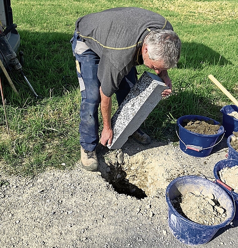 Leo Röllin setzt den Marchstein in das 60 Zentimeter tiefe Loch. Leo Röllin setzt den Marchstein in das 60 Zentimeter tiefe Loch.