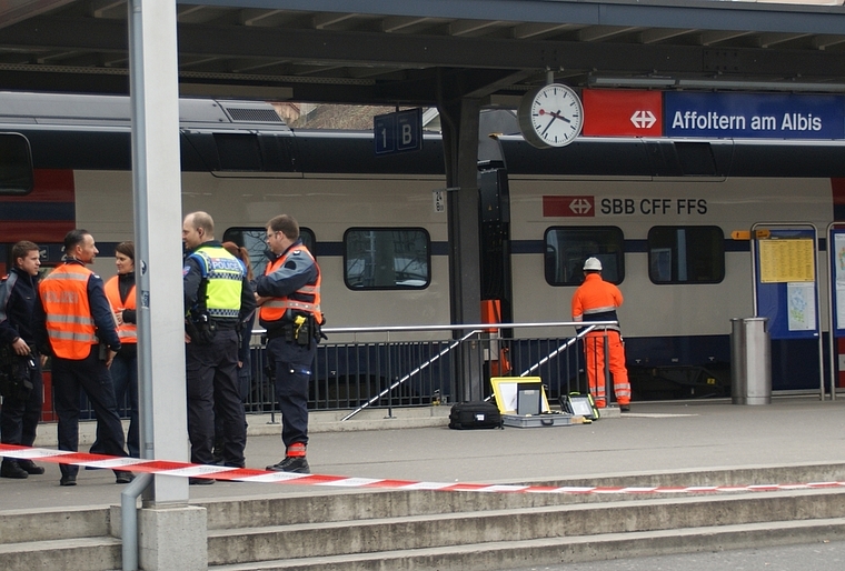 Die Unfallstelle knapp zwei Stunden nach der Kollision. (Bild Thomas Stöckli)