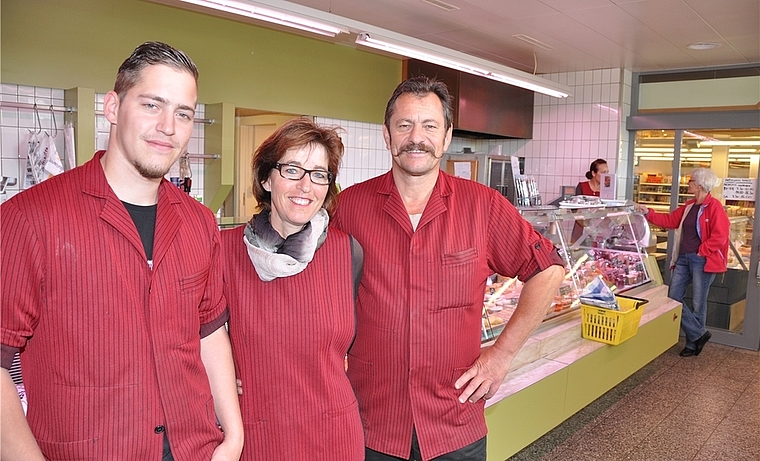 Der Abschied von Mettmenstetten fällt schwer: Marco, Lilo und Hansheiri Weiss in der Metzgerei im Volg-Gebäude, die seit letzten Samstag geräumt ist. (Bild Werner Schneiter)