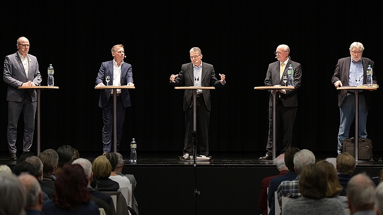 Auf der Bühne standen Michael Buik, links, Stefan Gyseler, Clemens Grötsch und Bertram Thurnherr, rechts, Red und Antwort, moderiert von Bernhard Schneider, Mitte. <em>(Bild Martin Platter)</em>