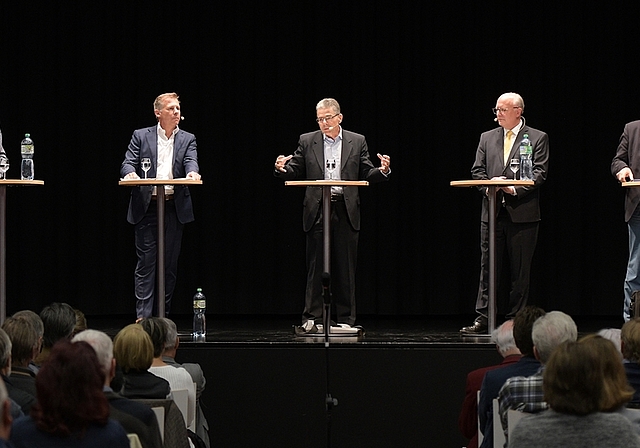 Auf der Bühne standen Michael Buik, links, Stefan Gyseler, Clemens Grötsch und Bertram Thurnherr, rechts, Red und Antwort, moderiert von Bernhard Schneider, Mitte. <em>(Bild Martin Platter)</em>