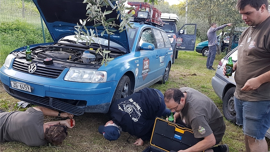 Als ihr «Passerati» in Neapel kränkelte, waren die anderen Rallye-Fahrer sofort mit ihren Werkzeugen zur Stelle. Als ihr «Passerati» in Neapel kränkelte, waren die anderen Rallye-Fahrer sofort mit ihren Werkzeugen zur Stelle.