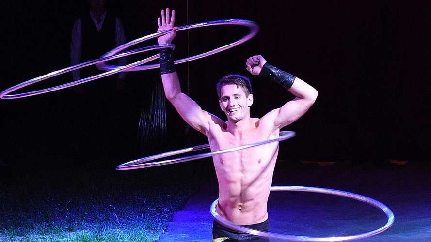 Nick Andrew mit «Hula Hoop»-Reifen.