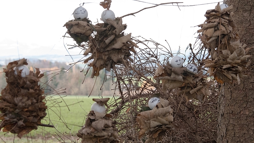 Kinder bastelten Geister aus Laub. Kinder bastelten Geister aus Laub.