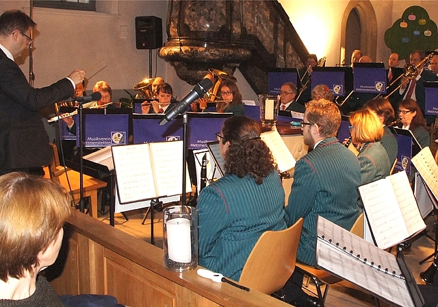 Der MV Mettmenstetten unter dem scheidenden Dirigenten Adrian Kuoni (ganz links) und mit Gastsolist Walter Boll (Panflöte, rechts) zauberte am Wochenende Winter- und Adventsatmosphäre in die reformierten Kirchen von Knonau und Mettmenstetten. <em>(