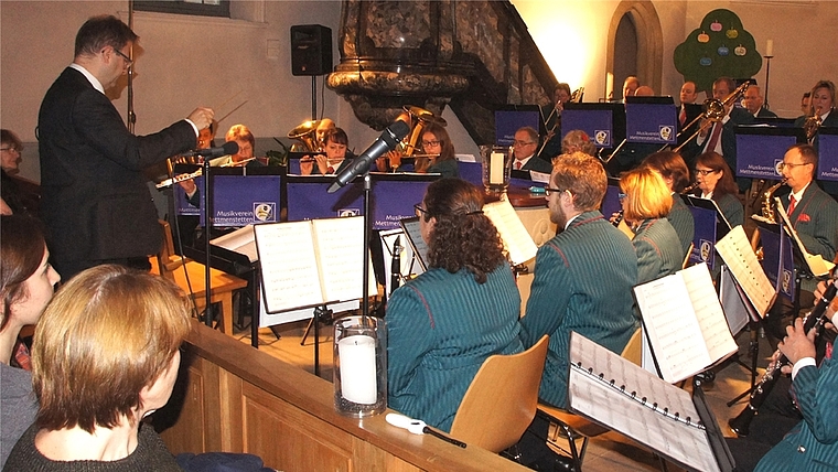 Der MV Mettmenstetten unter dem scheidenden Dirigenten Adrian Kuoni (ganz links) und mit Gastsolist Walter Boll (Panflöte, rechts) zauberte am Wochenende Winter- und Adventsatmosphäre in die reformierten Kirchen von Knonau und Mettmenstetten. <em>(