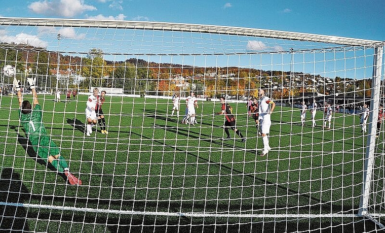 Tor oder nicht? Gäste-Keeper Bodenmann lenkt den Ball mit den Fingerspitzen über die Latte. (Bild Kaspar Köchli)