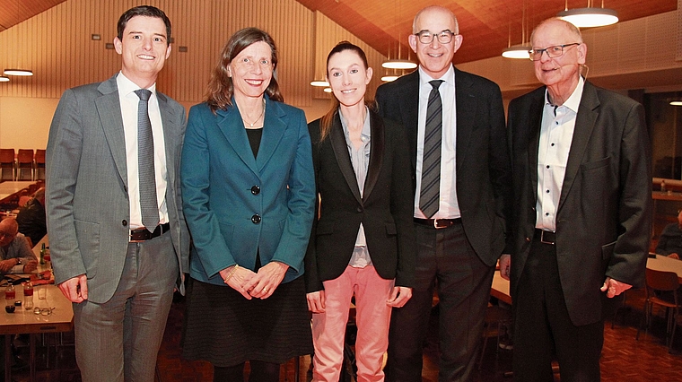 Vier Nationalräte und -rätinnen waren am Podium in Bonstetten (von links): Benjamin Fischer (SVP), Bettina Balmer (FDP), Meret Schneider (Grüne) und Gregor Rutz (SVP). Ganz rechts: Moderator Claude Wuillemin (SVP). (Bild Florian Hofer)