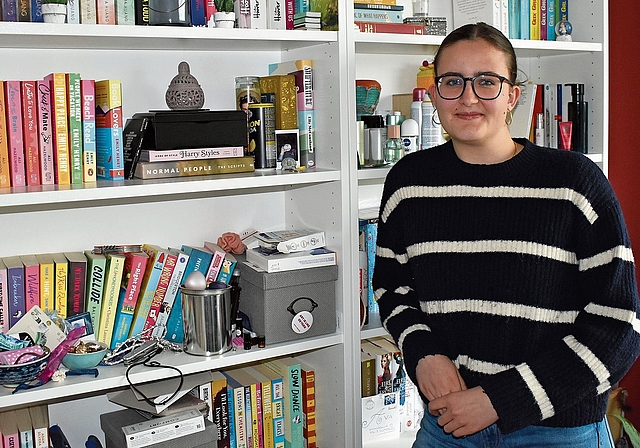 Ava Reindl vor ihrem Bücherregal: «Ich bin stolz auf meine zahlreichen Bücher.» (Bild Marianne Voss)