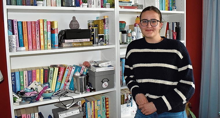Ava Reindl vor ihrem Bücherregal: «Ich bin stolz auf meine zahlreichen Bücher.» (Bild Marianne Voss)