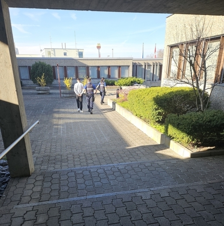 Der Verurteilte nach der Gerichtsverhandlung in polizeilicher Begleitung. Er wird aus der Sicherheitshaft entlassen und dem Migrationsamt zugeführt. (Bild -ter.)