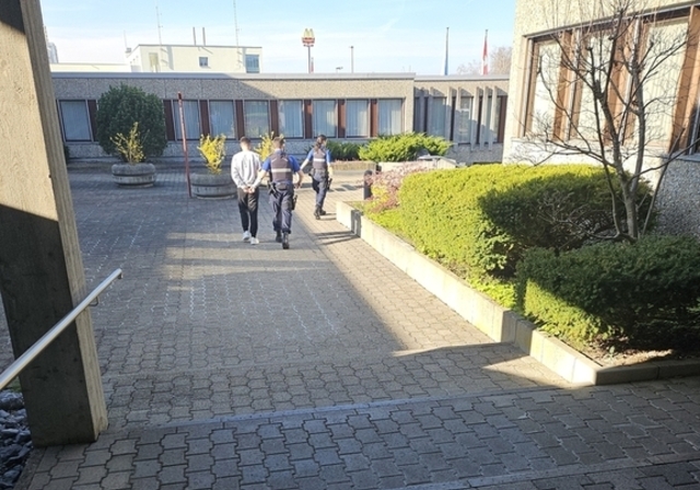 Der Verurteilte nach der Gerichtsverhandlung in polizeilicher Begleitung. Er wird aus der Sicherheitshaft entlassen und dem Migrationsamt zugeführt. (Bild -ter.)