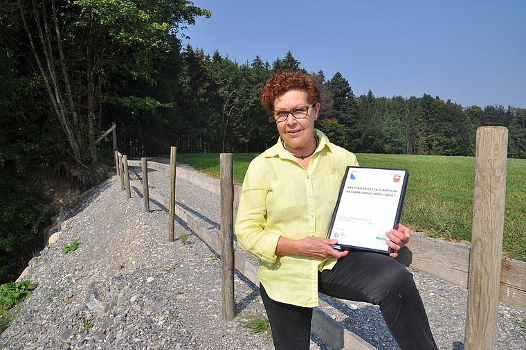 Die Knonauer Gemeinderätin Marianne Mühl vor dem Waldstreifen, der für Kiesabbau gerodet wird. (Bild Werner Schneiter)