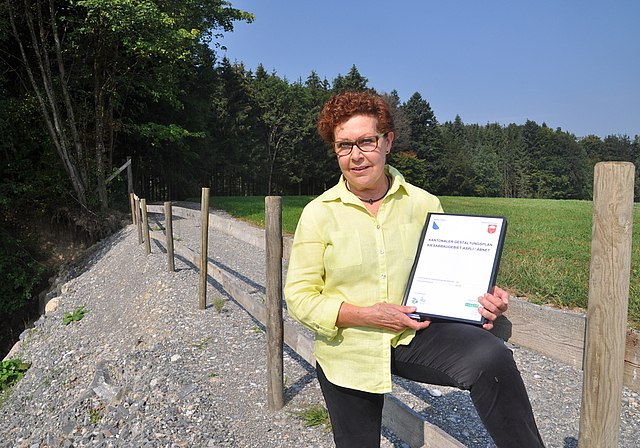 Die Knonauer Gemeinderätin Marianne Mühl vor dem Waldstreifen, der für Kiesabbau gerodet wird. (Bild Werner Schneiter)