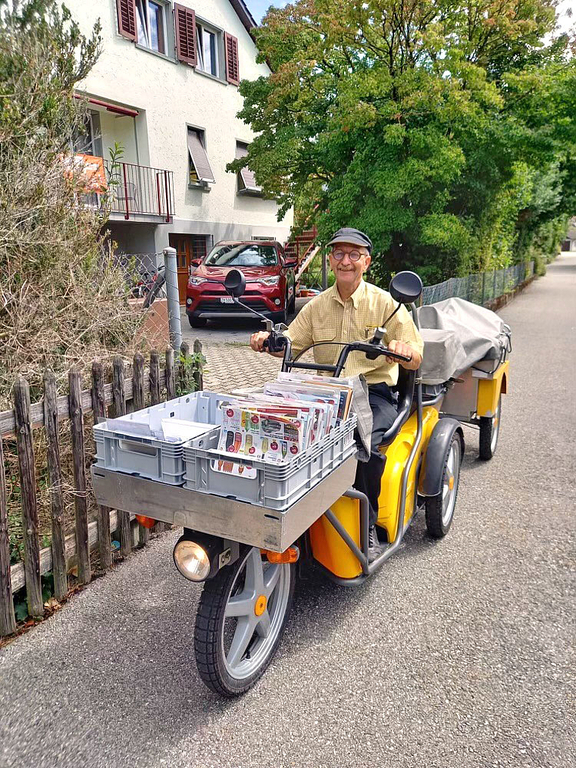 Gegen Ende seiner Berufskarriere war Rolf Hagenbuch wieder regelmässig auf der Zustelltour unterwegs. Zuvor war er viele Jahre im Büro tätig. (Bild zvg.)