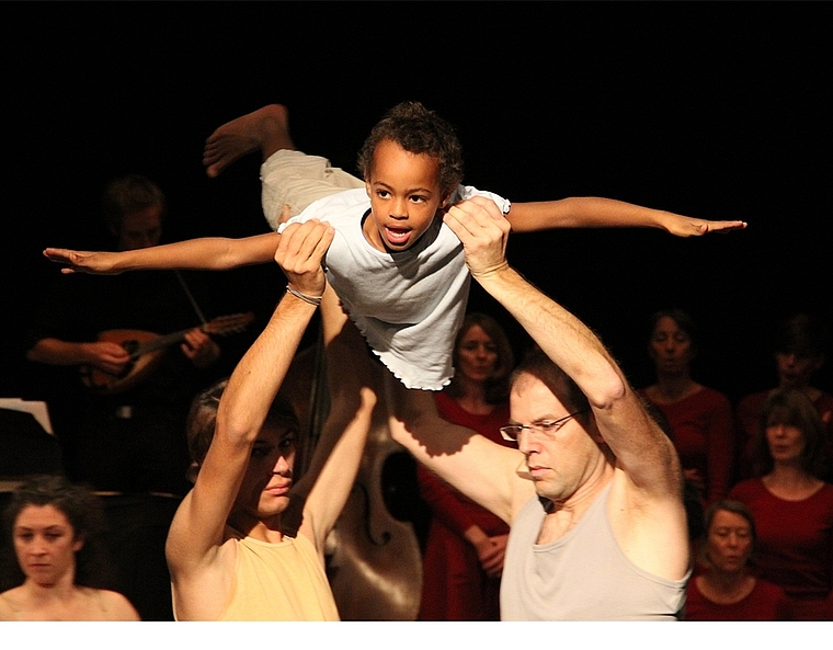 Alle Generationen tanzen mit, Szene aus «Flieg!» mit dem Moira Tanztheater und dem Bezirzchor. (Bild Cyrill Grieder)
