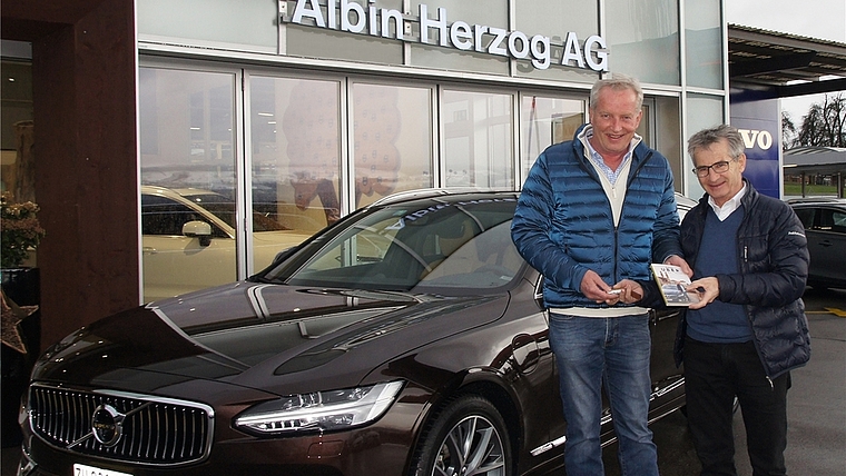 Belohnung für einen der wenigen 5-Sterne-Uber-Fahrer weltweit: In seiner Ottenbacher Stammgarage (seit 35 Jahren) durfte Roland Erichsen (links) von Garagist Albin Herzog für ein Jahr einen Volvo V90 Hybrid übernehmen. <em>(Bild Urs Kneubühl)</em