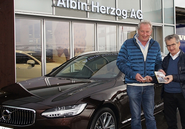 Belohnung für einen der wenigen 5-Sterne-Uber-Fahrer weltweit: In seiner Ottenbacher Stammgarage (seit 35 Jahren) durfte Roland Erichsen (links) von Garagist Albin Herzog für ein Jahr einen Volvo V90 Hybrid übernehmen. <em>(Bild Urs Kneubühl)</em