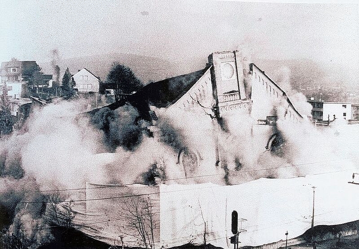 Mit einem gewaltigen Knall wurde 1981 die katholische Kirche in die Luft gesprengt. (Bilder Archivband St. Josephkirche)
