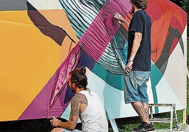 Olivier und Roger von Viva Colores verpassten dem «FeschtiWal» Farbe.