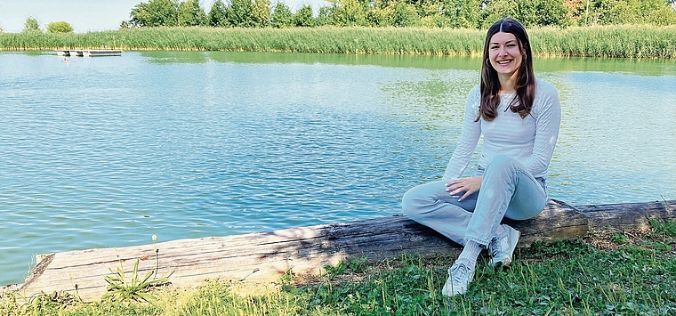Sophia Krähenmann am Hedinger Weiher, wo sie auch gerne ihre Freizeit mit Freundinnen und Freunden verbringt. (Bild Marianne Voss)
