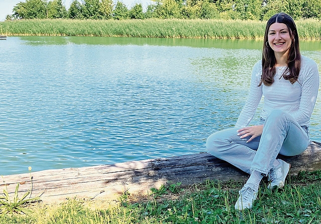 Sophia Krähenmann am Hedinger Weiher, wo sie auch gerne ihre Freizeit mit Freundinnen und Freunden verbringt. (Bild Marianne Voss)