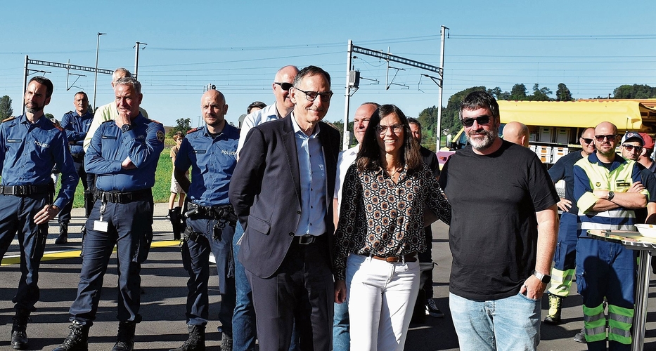 Regierungsrat Mario Fehr (links) mit Gemeindepräsidentin Arianne Moser und Architekt Reto Häfele. (Bilder Marianne Voss)