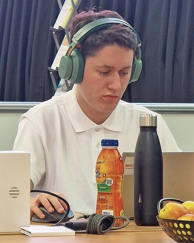 Der Stalliker Lenny Angst konzentriert am Programmieren. (Bild Familie Angst)