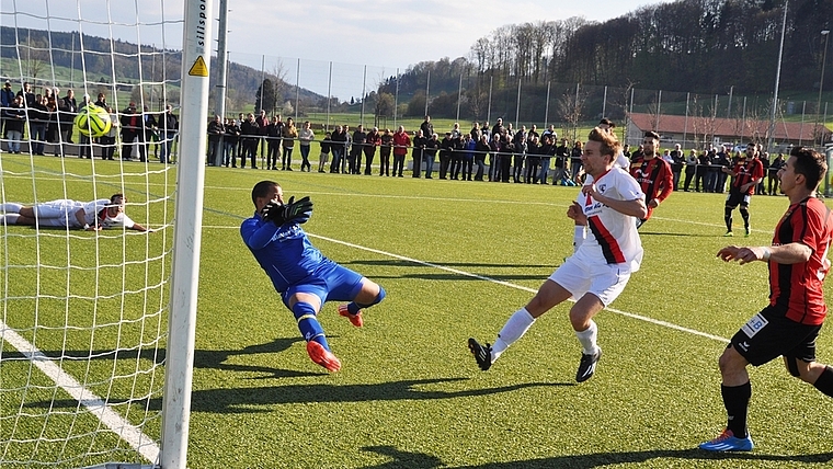 Francisco Constancio (rechts) erzielt auf Pass von Oleg Dukhnich das 3:0 für die Rotschwarzen. (Bild Kaspar Köchli) 