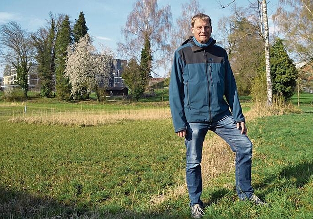 Drei Weiher und dazwischen Hochstaudenried – das Areal Brauiweiher soll als Stadtpark zum Naherholungsgebiet für die Affoltemer Bevölkerung werden. Hinter Stadtrat Markus Gasser ist ein Begegnungsplatz vorgesehen. (Bild Thomas Stöckli)