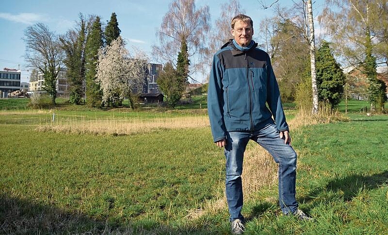 Drei Weiher und dazwischen Hochstaudenried – das Areal Brauiweiher soll als Stadtpark zum Naherholungsgebiet für die Affoltemer Bevölkerung werden. Hinter Stadtrat Markus Gasser ist ein Begegnungsplatz vorgesehen. (Bild Thomas Stöckli)