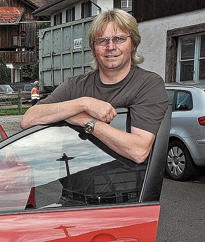 Fährt wieder Postauto: Beat Böni von der Fahrschule Beat. (Bild Werner Schneiter)