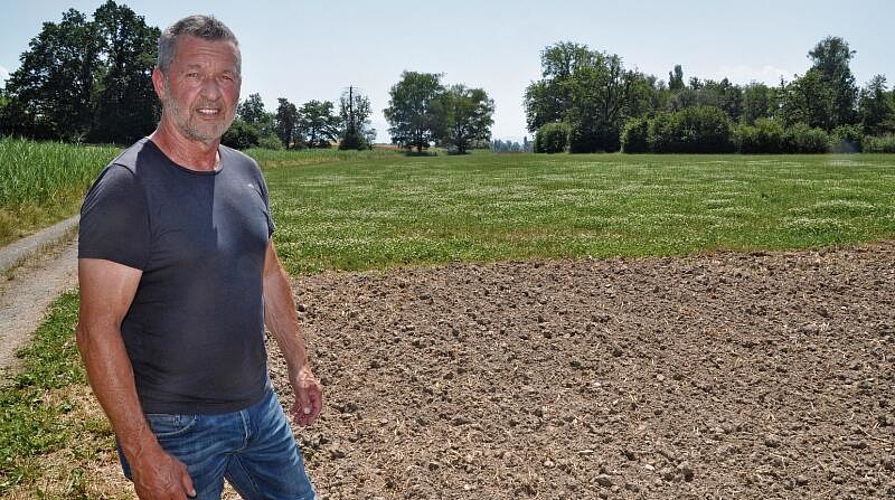 Gibt den Gemüseanbau an der Reuss zugunsten von ökologischen Ausgleichs- und Ersatzmassnahmen auf: Roland Moser in der Lunnernallmend. Das Land unmittelbar hinter dem Acker wird neu nur noch extensiv bewirtschaftet. (Bild Werner Schneiter)