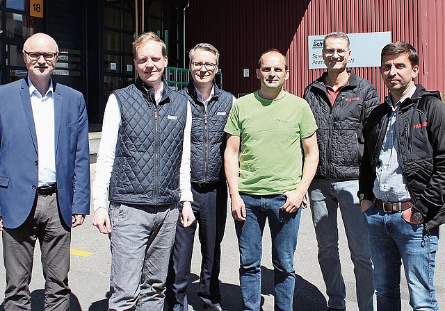Auf dem Areal der Firma Schweizer in Hedingen ist ein bunter Firmen-Mix entstanden: (von links) Rolf Käser (Carrosserie Baldinger AG), Samuel Schweizer und Marc Bremgartner (Ernst Schweizer AG), Walter Holaus (Hivoduct AG), Jürg Huber und Gediminas