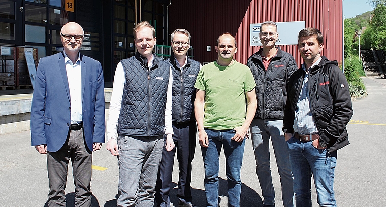 Auf dem Areal der Firma Schweizer in Hedingen ist ein bunter Firmen-Mix entstanden: (von links) Rolf Käser (Carrosserie Baldinger AG), Samuel Schweizer und Marc Bremgartner (Ernst Schweizer AG), Walter Holaus (Hivoduct AG), Jürg Huber und Gediminas