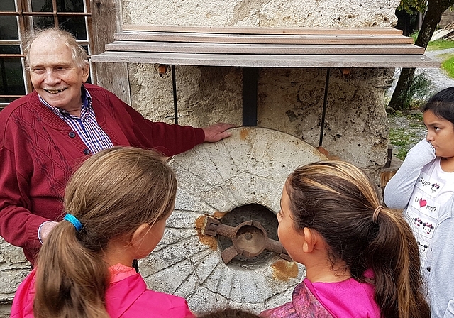 Interessiert folgten die Kinder den Erklärungen von Fredi Hofmann. (Bild zvg.)