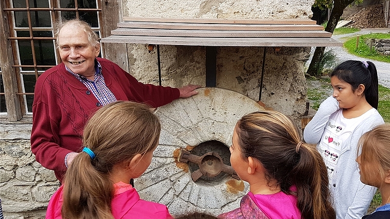 Interessiert folgten die Kinder den Erklärungen von Fredi Hofmann. (Bild zvg.)