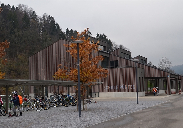Die Schülerzahlen in Stallikon steigen markant. Das wirkt sich auf die Investitionen aus, auch in Zukunft: Die Schulanlage Pünten soll 2019 um einen Pavillon für vier Klassen erweitert werden. (Bild Thomas Stöckli)