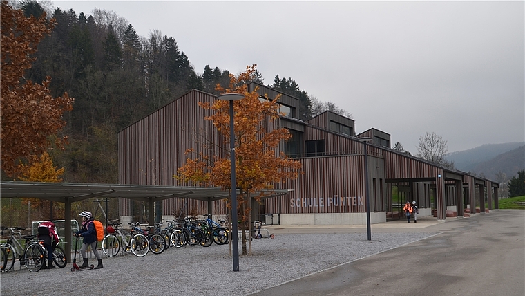Die Schülerzahlen in Stallikon steigen markant. Das wirkt sich auf die Investitionen aus, auch in Zukunft: Die Schulanlage Pünten soll 2019 um einen Pavillon für vier Klassen erweitert werden. (Bild Thomas Stöckli)