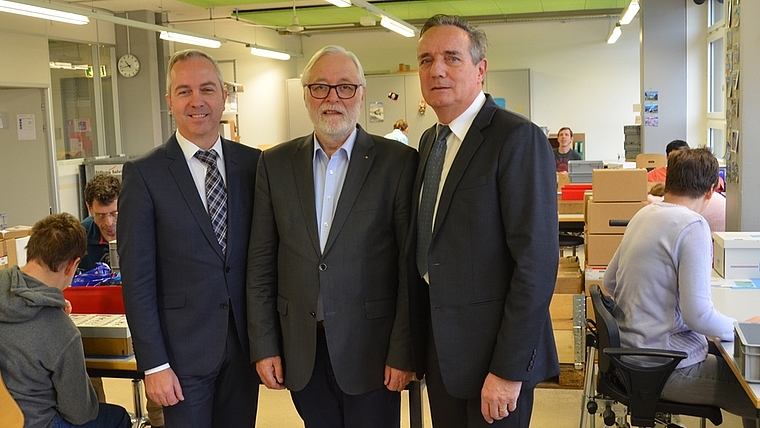 Im Service-Zentrum Urdorf: Solvita-Präsident Peter Voser mit seinen Geschäftsführern Martin Ritter (rechts, bis Ende Jahr) und Markus Feil (ab 2018). (Bild Thomas Stöckli)