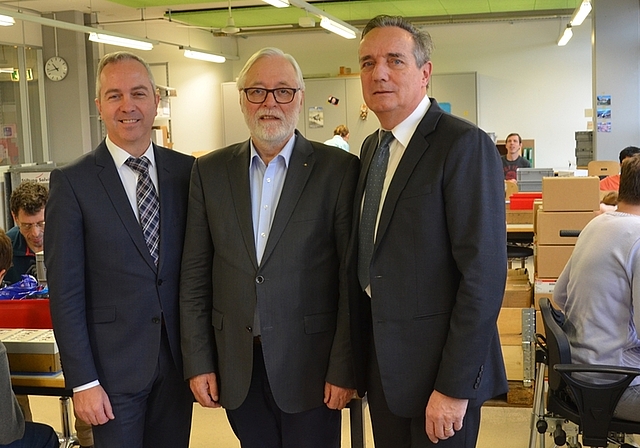 Im Service-Zentrum Urdorf: Solvita-Präsident Peter Voser mit seinen Geschäftsführern Martin Ritter (rechts, bis Ende Jahr) und Markus Feil (ab 2018). (Bild Thomas Stöckli)