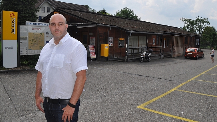 Freut sich, dass sich eine blockierte Situation unter den Grundeigentümern gelöst hat und der Entwurf für einen privaten Gestaltungsplan vorliegt: Bauvorstand Stephan Hinners auf dem Postareal in Obfelden. (Bild Werner Schneiter)