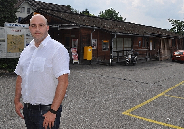 Freut sich, dass sich eine blockierte Situation unter den Grundeigentümern gelöst hat und der Entwurf für einen privaten Gestaltungsplan vorliegt: Bauvorstand Stephan Hinners auf dem Postareal in Obfelden. (Bild Werner Schneiter)