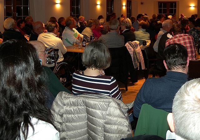 Der Saal im Restaurant Löwen in Hausen war bis auf den allerletzten Platz gefüllt von Interessierten aus dem ganzen Bezirk. (Bild Marianne Voss)