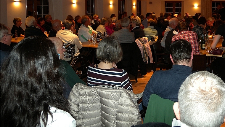Der Saal im Restaurant Löwen in Hausen war bis auf den allerletzten Platz gefüllt von Interessierten aus dem ganzen Bezirk. (Bild Marianne Voss)