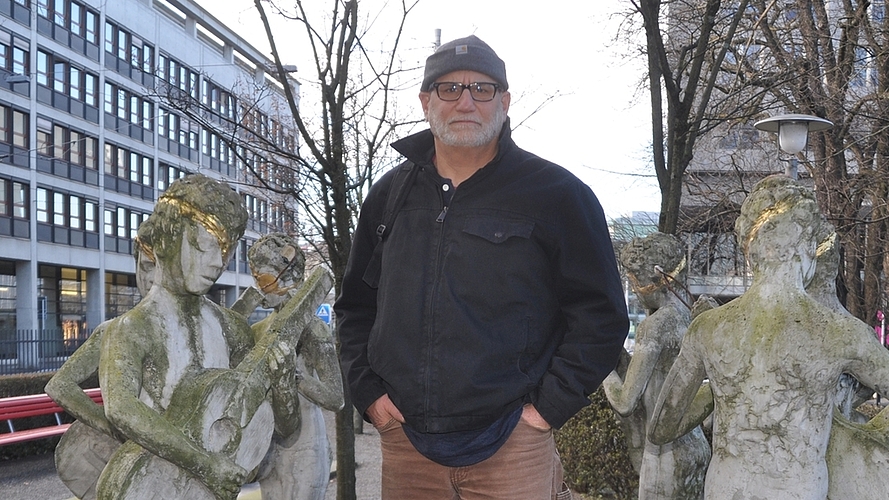 Sohn Jonas diente Nick Micros 2009 bei der Skulptur «Strummer» als Vorlage. Das Werk steht seit 2014 im Park des Alterszentrums Selnau. Sohn Jonas diente Nick Micros 2009 bei der Skulptur «Strummer» als Vorlage. Das Werk steht seit 2014 im Park des Alterszentrums Selnau.
