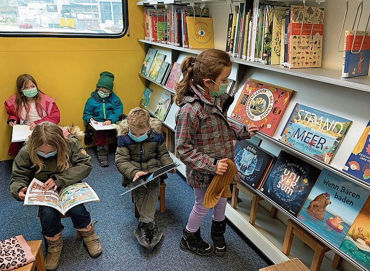 Nach Lust und Laune können die Schülerinnen und Schüler im fahrbaren Infomobil in neuen Büchern schmökern und diese danach bestellen, um sie in Ruhe lesen zu können. (Bild Stefan Schneiter)