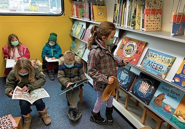 Nach Lust und Laune können die Schülerinnen und Schüler im fahrbaren Infomobil in neuen Büchern schmökern und diese danach bestellen, um sie in Ruhe lesen zu können. (Bild Stefan Schneiter)